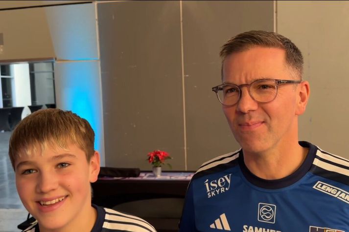 Þorkell Magnússon og sonur hans Magnús eru mættir út að styðja stelpurnar okkar. 