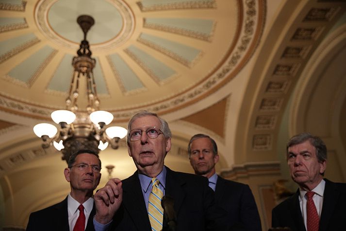 Mitch McConnell, leiðtogi Repúblikana í öldungadeild þingsins, gagnrýndi bæði tillögu Demókrata og sagði þá vera ósamvinnuþýða.