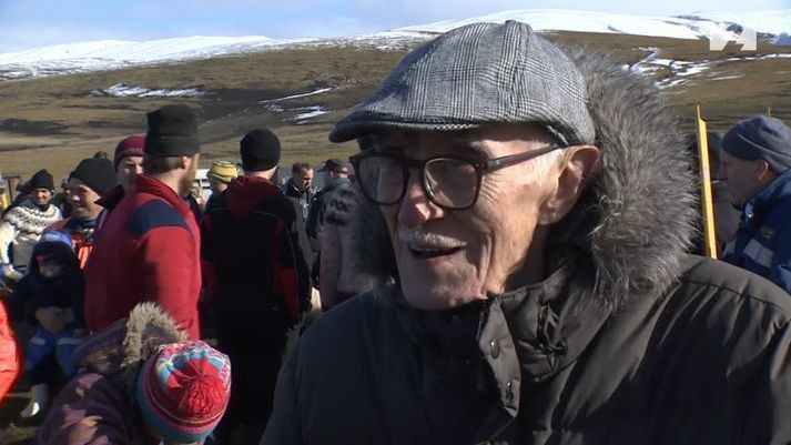 Sverrir Haraldsson er 94 ára og hefur búið í Selsundi í rúm sjötíu ár, en bærinn er líklegast sá sem næstur er Vatnafjöllum þar sem upptök skjálftans voru í dag.