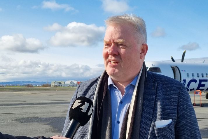 Sigurður Ingi Jóhannsson innviðaráðherra á Reykjavíkurflugvelli í morgun eftir lendingu frá Austfjörðum.