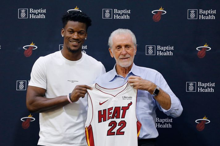 Jimmy Butler ásamt Pat Riley þegar hann kynntur sem leikmaður Miami Heat 2019.