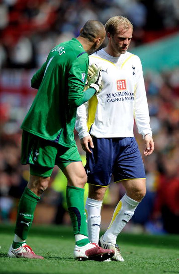 Gomes og Eiður Smári ræða málin á Old Trafford í dag.