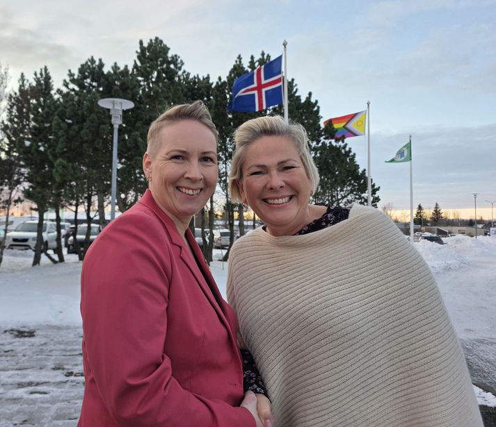 Frú Halla Tómasdóttir, forseti Íslands, sem mætti á málþing í sal Fjölbrautaskóla Suðurlands síðdegis í gær. Hún er hér með Margréti Guðmundsdóttur, sem er formaður Suðurlandsdeildar „Delta Kappa Gamma“, sem er félag kvenna í fræðslustörfum en félagið stóð fyrir málþinginu.