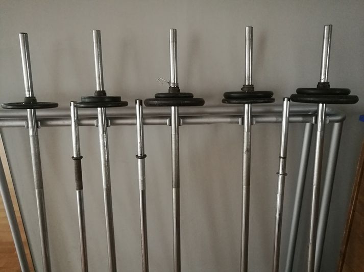 Shaw var að reyna að lyfta 100 kílóum í bekkpressu þegar slysið varð og búnaðurinn féll á hann.