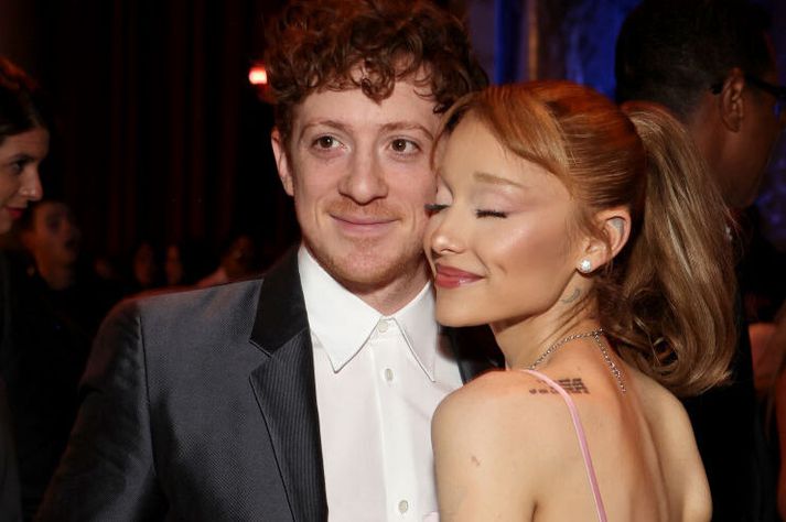 Ethan Slater og Ariana Grande eru hætt saman.