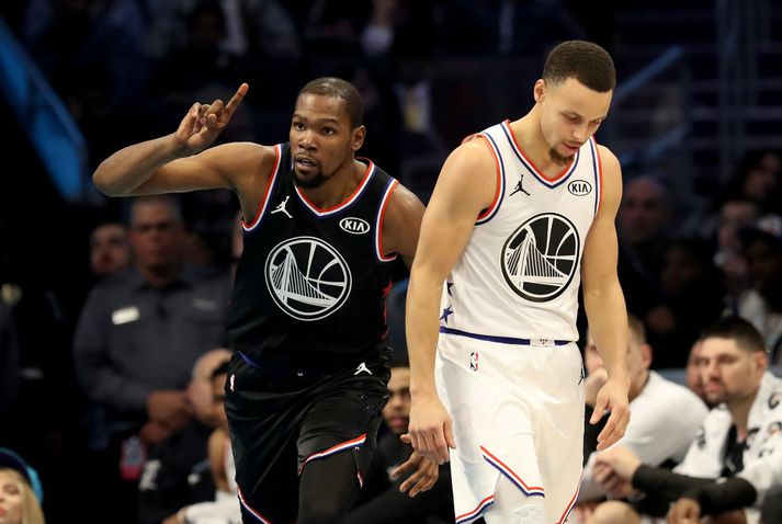 Durant fagnar en liðsfélagi hans hjá Golden State, Steph Curry, er ekki eins hress.