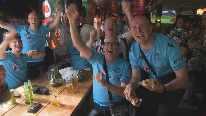 Stuðningsmenn skoska liðsins St. Mirren voru í banastuði á Dubliners í miðborg Reykjavíkur í dag. Framundan leikur gegn Val að Hlíðarenda í Sambandsdeild Evrópu í fótbolta í kvöld. Einn stuðningsmaður hafði farið á Bæjarins Bestu og keypt hvorki meira né minna en þrjár pulsur til að gæða sér á.