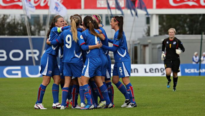 Íslensku stelpurnar fagna marki Hólmfríðar Magnúsdóttur í dag.