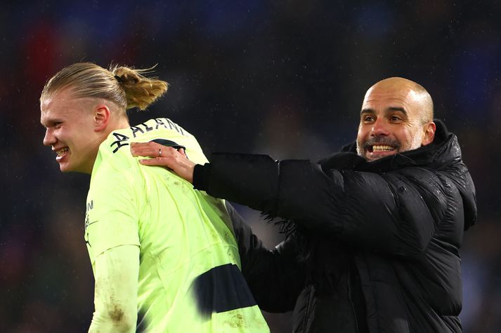 Pep Guardiola og Erling Haaland fagna sigrinum í gærkvöldi.