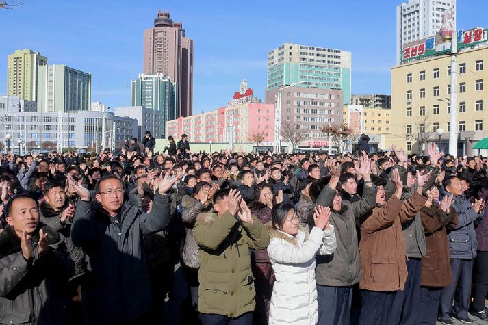 Opinber fréttaveita Norður-Kóreu sendi þessa mynd frá sér um mánaðarmótin þar sem sjá má íbúa Pyongyang fagna tilraunaskoti sem framkvæmt var þann 29. nóvember.