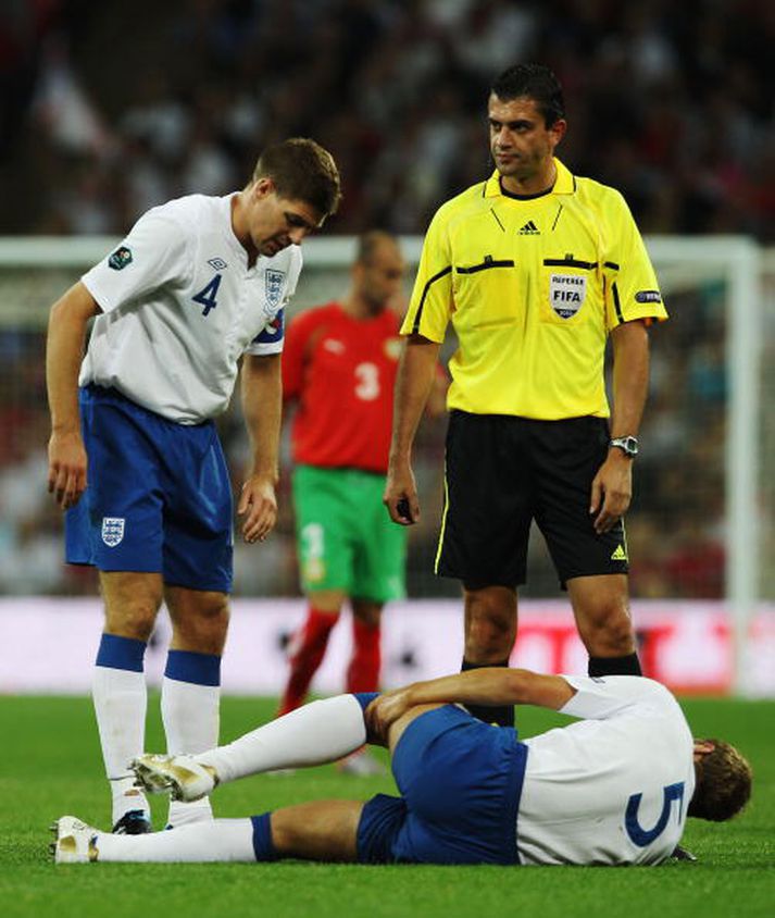 Steven Gerrard hugar að Dawson í gær.