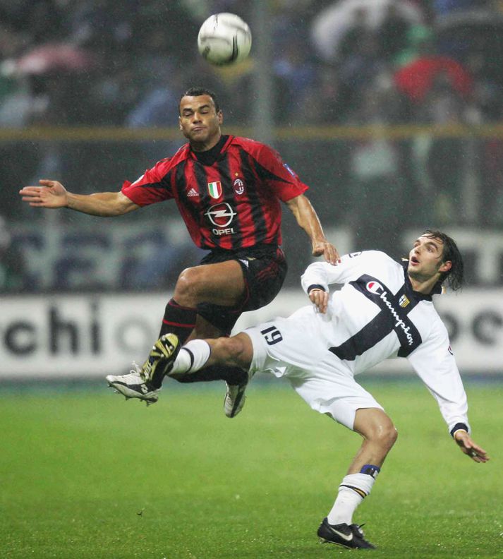 Cafu á flugi.