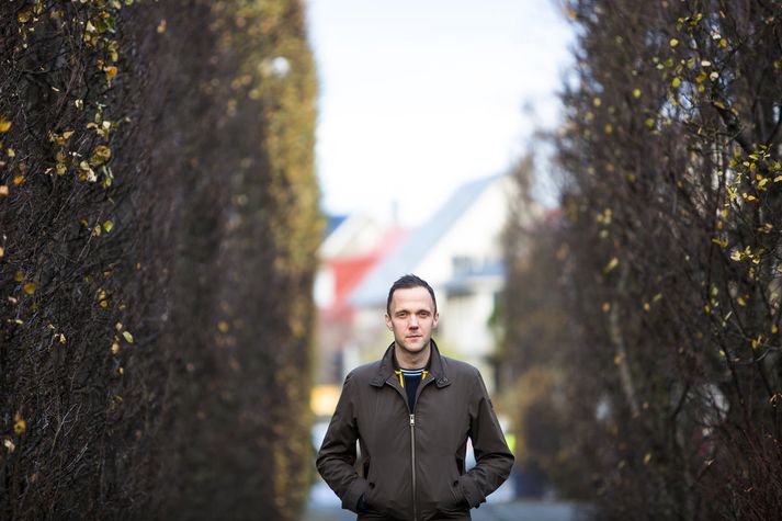 Árni les gjarnan með dóttur sinni en á heimilinu er það regla að aldrei skuli segja nei við góðri bók.