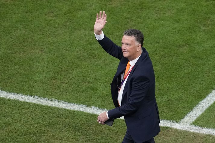 Van Gaal veifar áhorfendum í síðasta skipti.