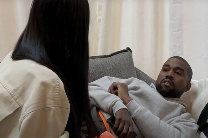 Kim Kardashian reynir að róa æstan Kanye West niður eftir að sá síðarnefndi hætti að taka geðlyfin sín.