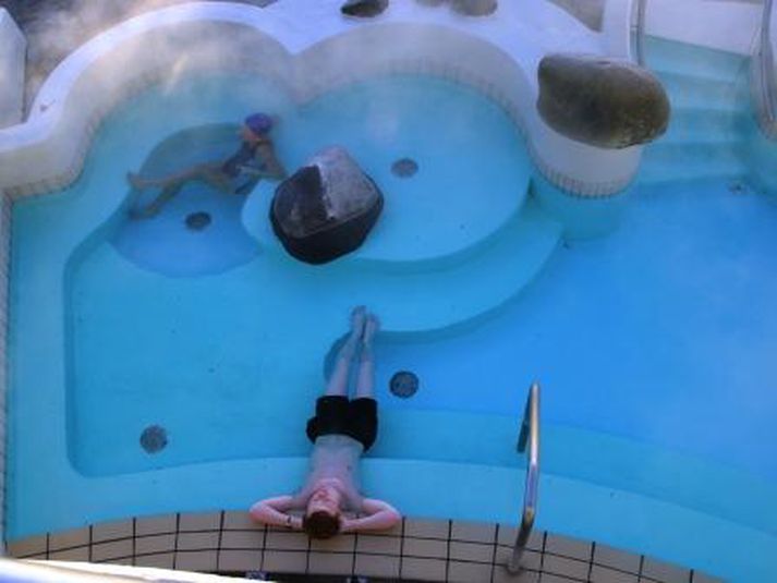 Húðsýkingum hefur fjölgað ört með tilkomu heitra potta sem hita upp kalt vatn. Sýkingar eru ekki nærri eins algengar í eldri pottum sem dæla beint inn heitu vatni.