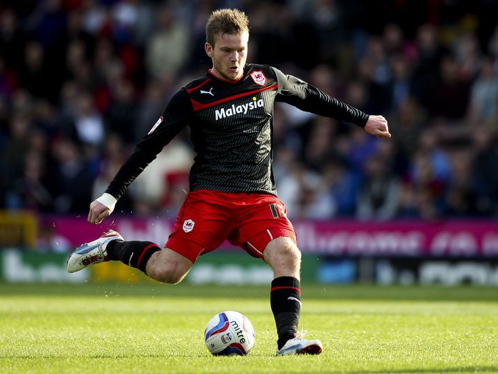 Aron Einar í leik með Cardiff.