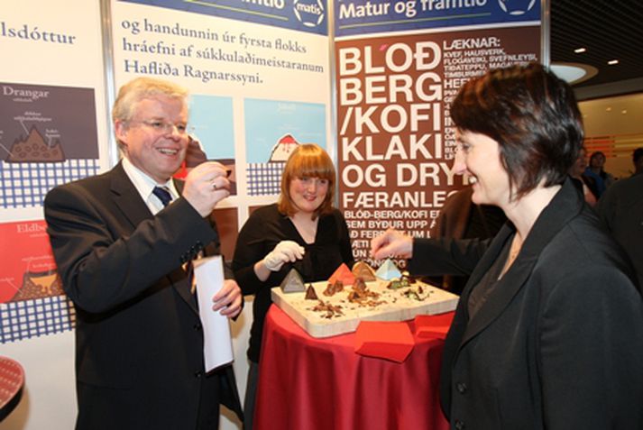 Einar K. Guðfinnsson, landbúnaðar- og sjávarútvegsráðherra, gæðir sér á guðaveigunum.