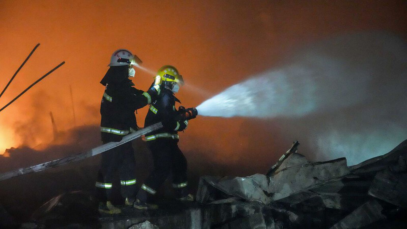 Tugir látnir eftir sprengingu í flugeldaverksmiðju