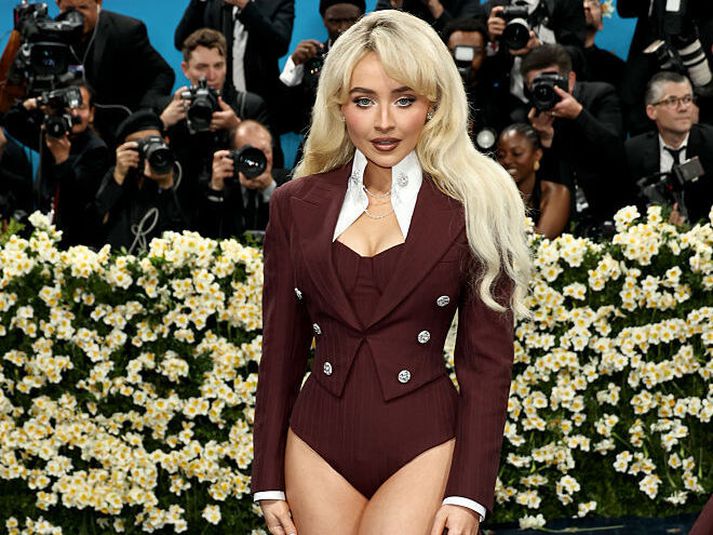 Sabrina Carpenter á Met Gala hátíðinni í sniðnum samfesting frá Louis Vuitton. 