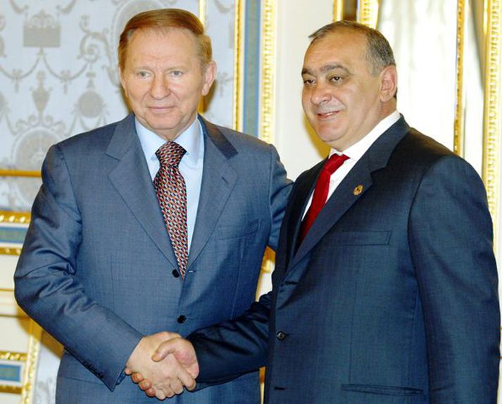 Margaryan er hér til hægri ásamt Leonid Kuchma forseta Úkraínu