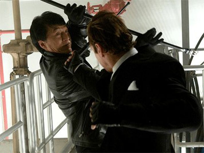 Hvað sem leiknum líður þá tekur Magnús sig þrusuvel út í slagsmálaatriðunum með Jackie Chan.