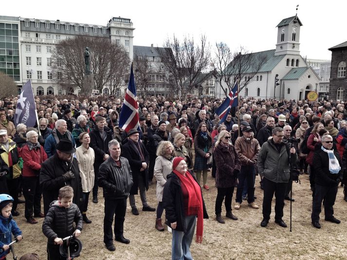 Um 1.600 manns eru á Austurvelli.
