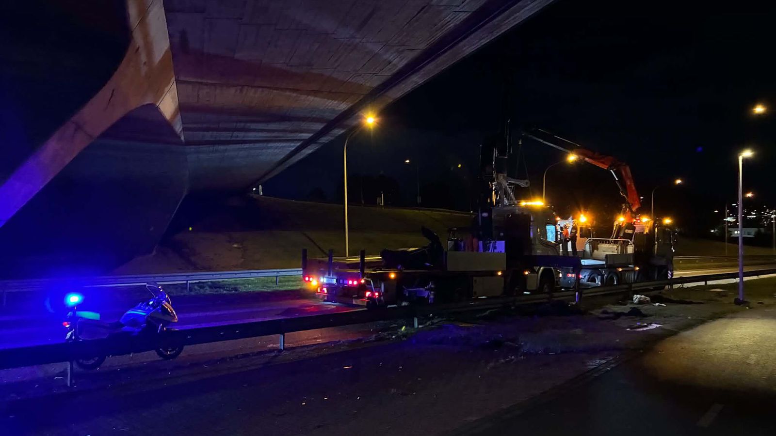 Vinnu­vél var ekið upp undir Bústaðavegsbrú