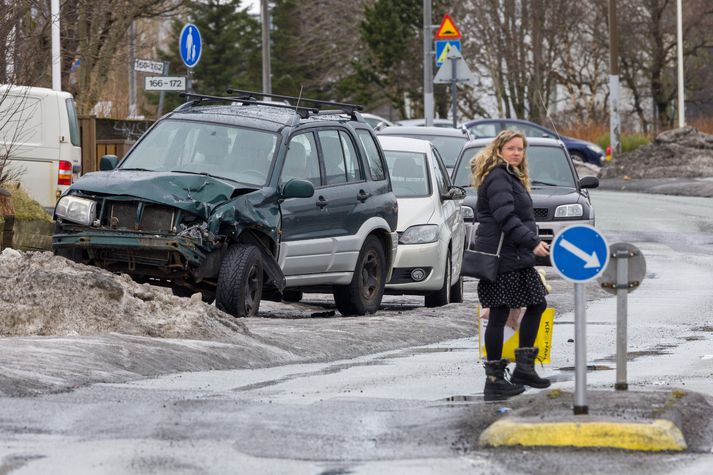 Hér má sjá einn þeirra þriggja bíla sem varð fyrir bílnum í gærkvöldi.