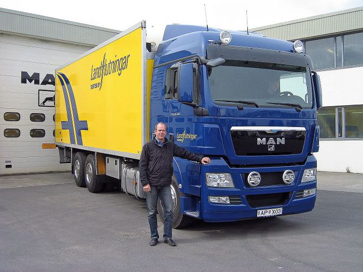 Ingi Stefán Ólafsson við nýja trukkinn sem með öllum búnaði kostar um 31 milljón króna.
Mynd/Landflutningar-Samskip