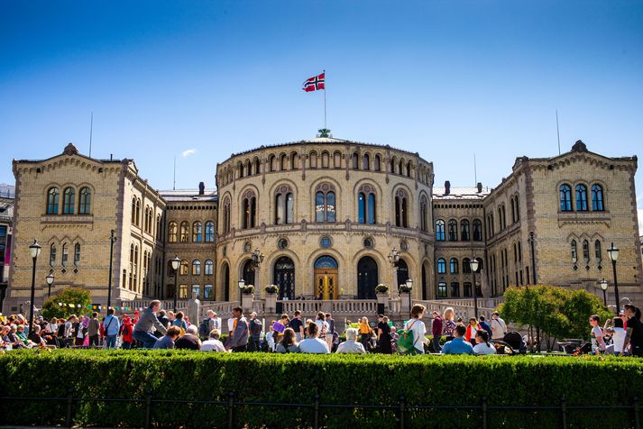 Norska Stórþingið í miðborg Oslóar að sumarlagi.