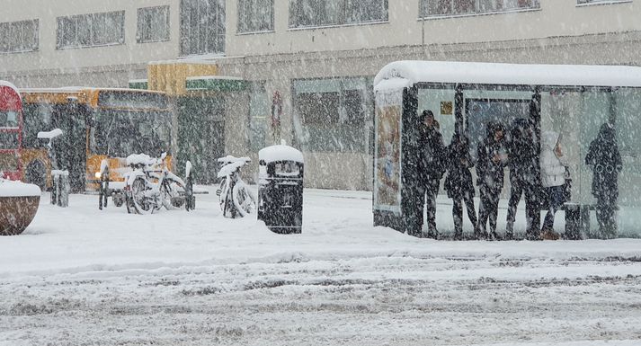 Frá Hlemmi í gærmorgun þegar farþegar biðu eftir strætó á meðan akstur lá niðri.