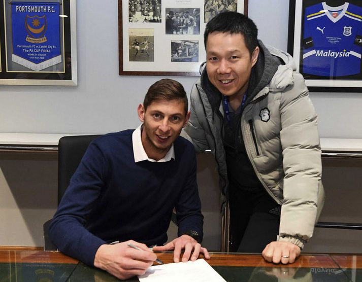 Emiliano Sala og Ken Choo við undirritun samningsins.