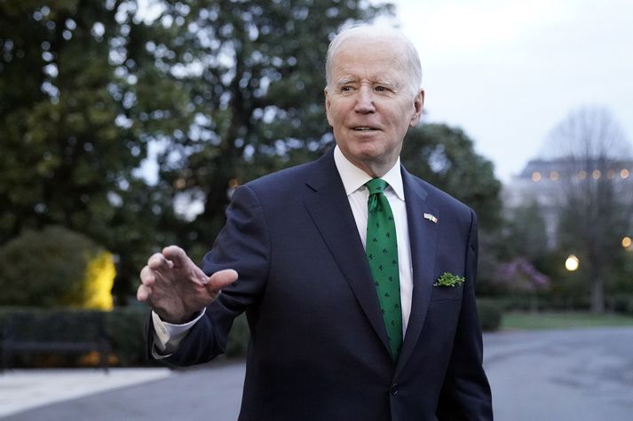 Joe Biden, forseti Bandaríkjanna, segir bersýnilegt að Pútín sé sekur um stríðsglæpi og segir Alþjóðlega sakamáladómstólinn hafa sent sterk skilaboð.