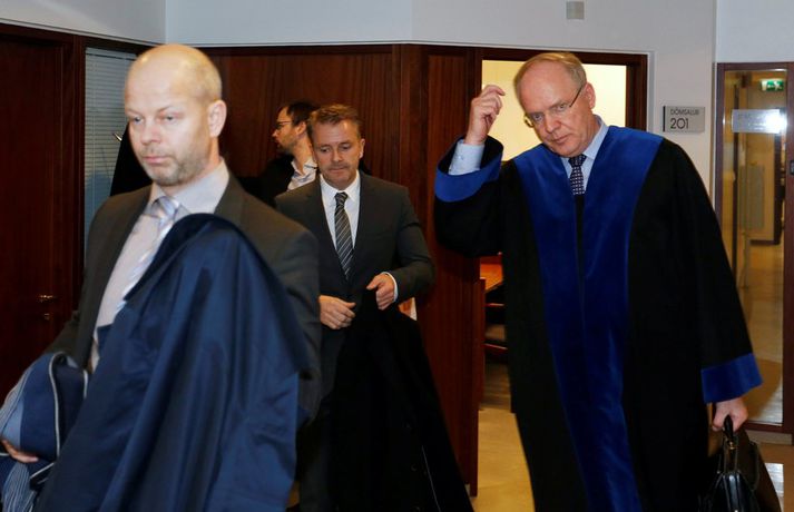 Bjarnfreður Ólafsson mættur fyrir dóminn og fyrir aftan hann eru Lýður Guðmundsson og Gestur Jónsson verjandi hans. 