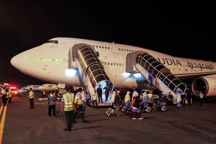 Júmbó-þotur Air Atlanta hafa meðal annars verið notaðar í pílagrímaflugi fyrir Saudia. Hér er TF-AAK í Surabaya í Indónesíu sumarið 2019 að taka pílagríma um borð á leið til hinnar heilögu borgar Mekka. Þessi sama vél var áður merkt Iron Maiden þegar hún ferjaði bresku rokkhljómsveitina um heiminn.