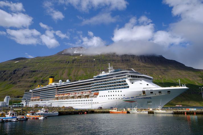 Gestir um borð í skemmtiferðaskipinu Viking Sky voru skikkaðir til að halda sig um borð í skipinu, þrátt fyrir að enginn hafi greinst smitaður nema einn gestanna.