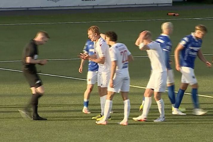 Oliver Ekroth reynir að ræða við Helga Mikael Jónasson sem hefur dæmt aukaspyrnu fyrir framan teiginn.  Ekroth var síðan alveg sofandi í varnarveggnum.