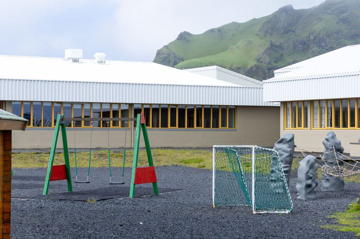Lögreglan hvetur foreldra til að ræða við börn sín og fylgjast með samfélagsmiðlum þeirra og líðan þeirra. 