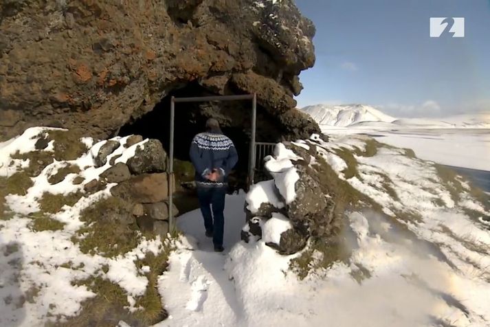 Landmannahellir sem fjallaskálaþyrpingin dregur nafn sitt af. Heimildir eru um að í fjárleitum fyrr á tímum hafi fjallmenn reist tjaldbúðir við hellinn en nýtt hann fremur sem skjól fyrir hesta. Þó kom fyrir að menn sváfu einnig í hellinum.