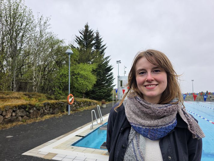 Vala Bjarney Gunnarsdóttir, forstöðukona Árbæjarlaugar, sem hefur sérstaklega gaman af því  að hafa laupinn á sundlaugarsvæðinu og hrafnana tvo, sem skiptast á að liggja í laupnum og hugsa um ungana þegar þar að kemur.