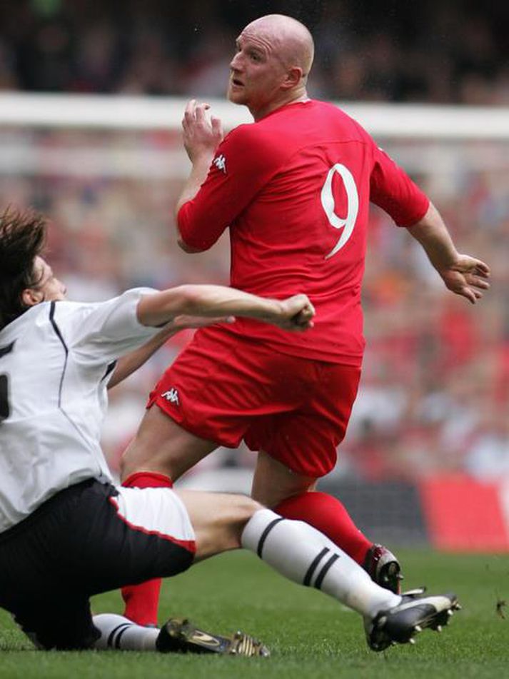 John Hartson í landsleik með Wales.