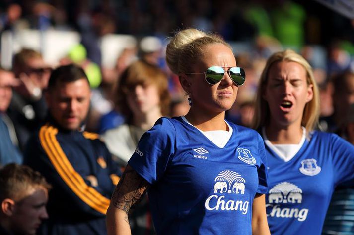 Stuðningsmenn Everton eru hér svekktir. Kannski taka þessar stelpur gleði sína á ný ef félagið eignast nýja eigendur.