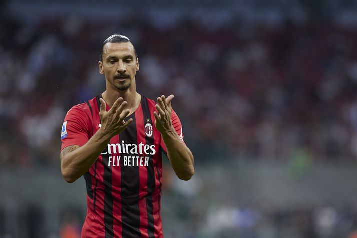 Zlatan Ibrahimovic flaug ekki með AC Milan liðinu til Englands heldur einbeitir hann sér að því að ná sér góðum eftir að hafa fundið fyrir sársauka á æfingu í morgun.