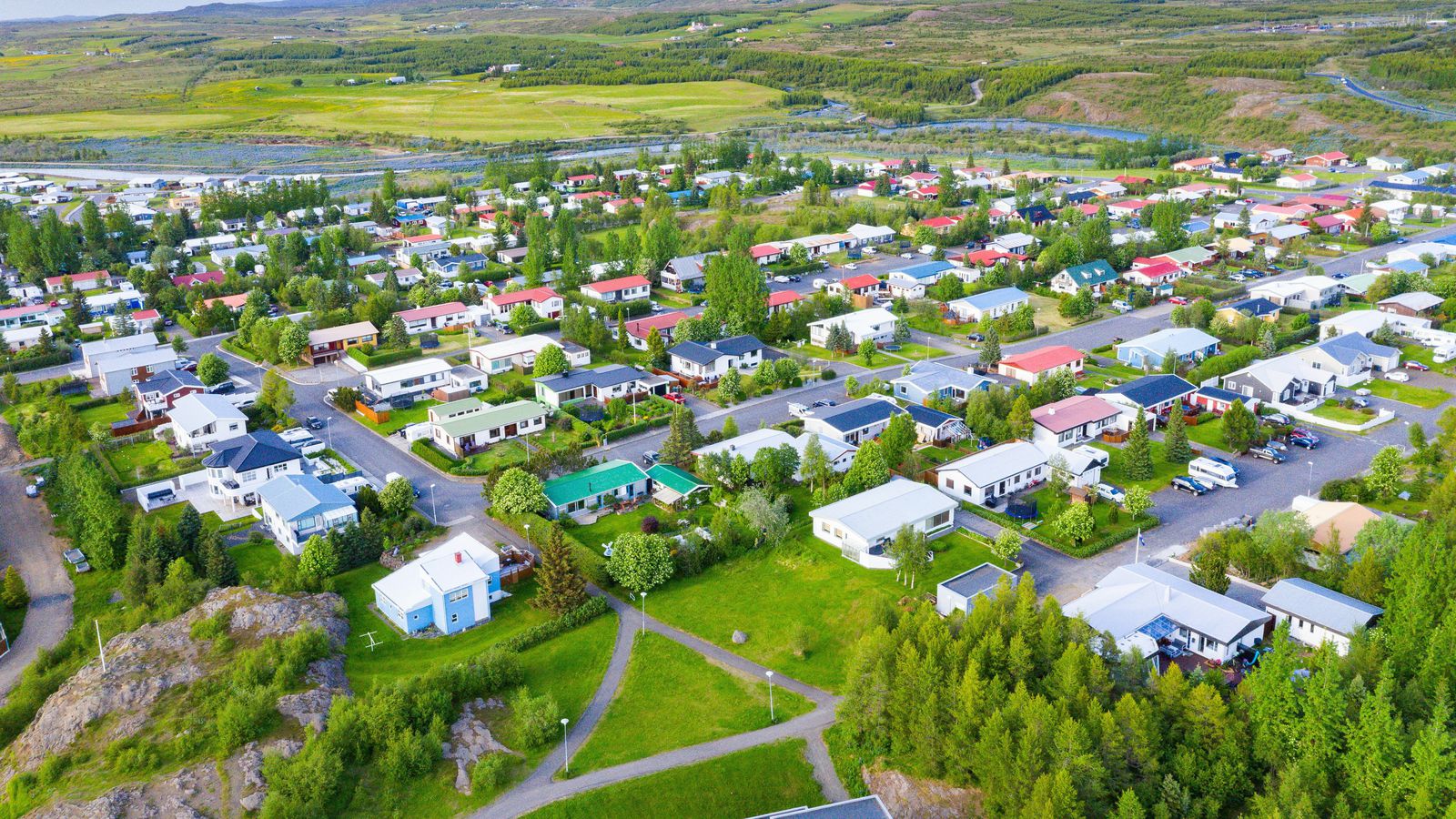 Líkur á stöku skúrum fyrir austan