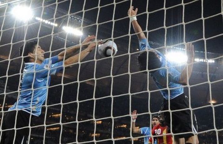Suarez ver hér boltann á línu.