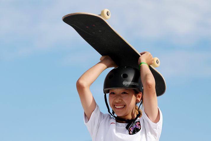 Coco Yoshizawa fagnar hér Ólympíugulli sínu í keppni á hjólabrettum.