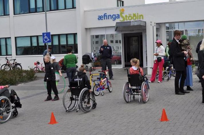 Margt var um manninn og greinilega margir sem höfðu áhuga á að kynna sér starfsemina