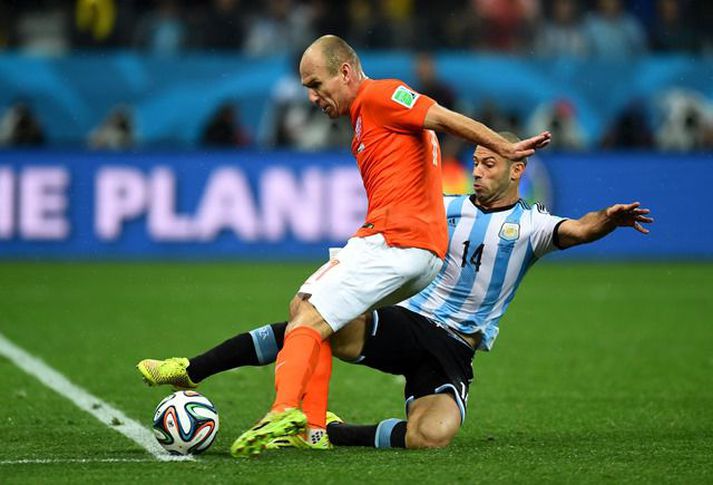 Mascherano kemur í veg fyrir að Robben skori.