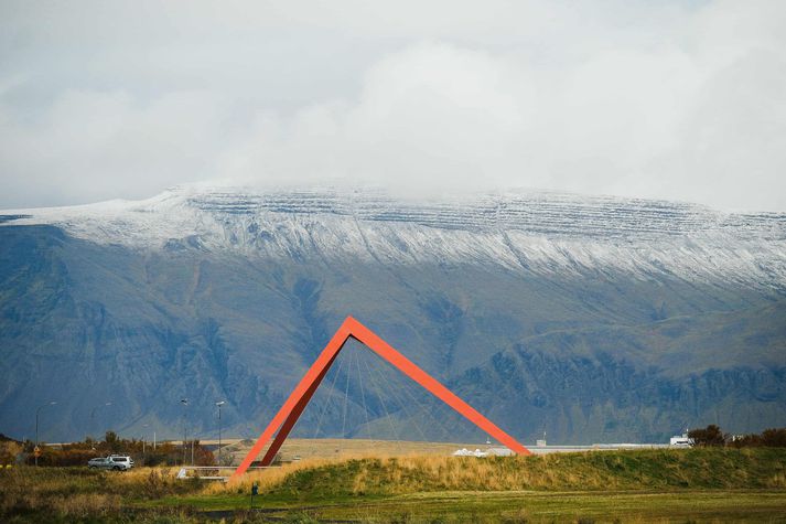 Esjan er hvít í fyrsta skiptið í haust. 